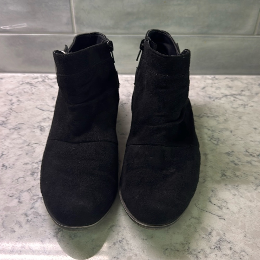 NO PARKING Ailey Women's size 9 Zip Black Faux Suede Ankle Heel Boots preowned